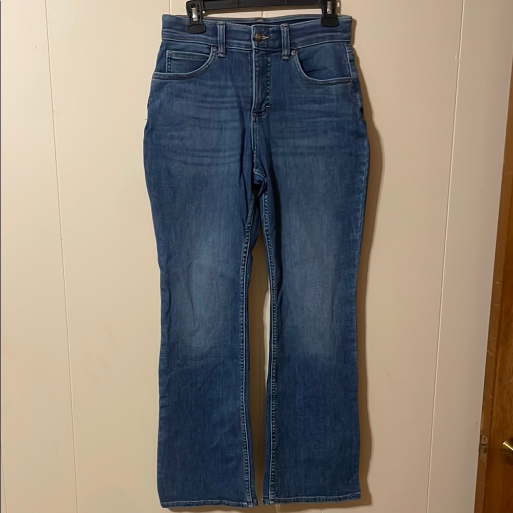 Lee brand high waisted Women's Blue Jeans. Size 8 short.